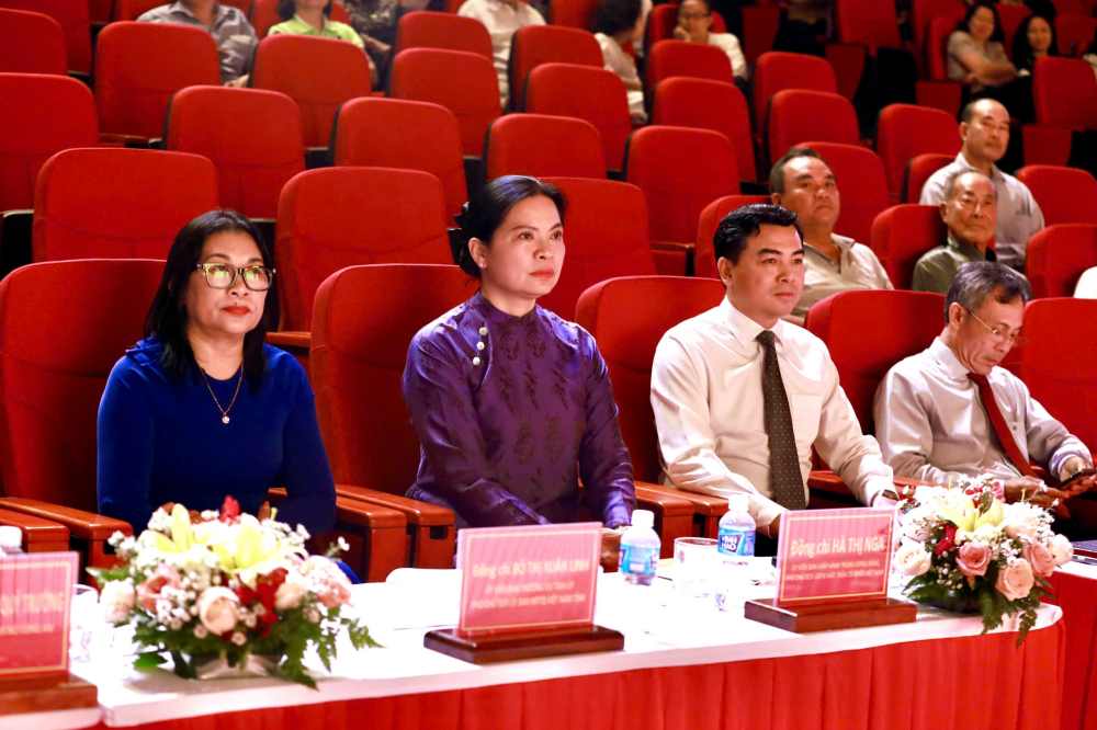 Uy vien Ban Chap hanh Trung uong Dang, Pho chu tich Uy ban Trung uong Mat tran To quoc Viet Nam Ha Thi Nga cung cac dai bieu tham du