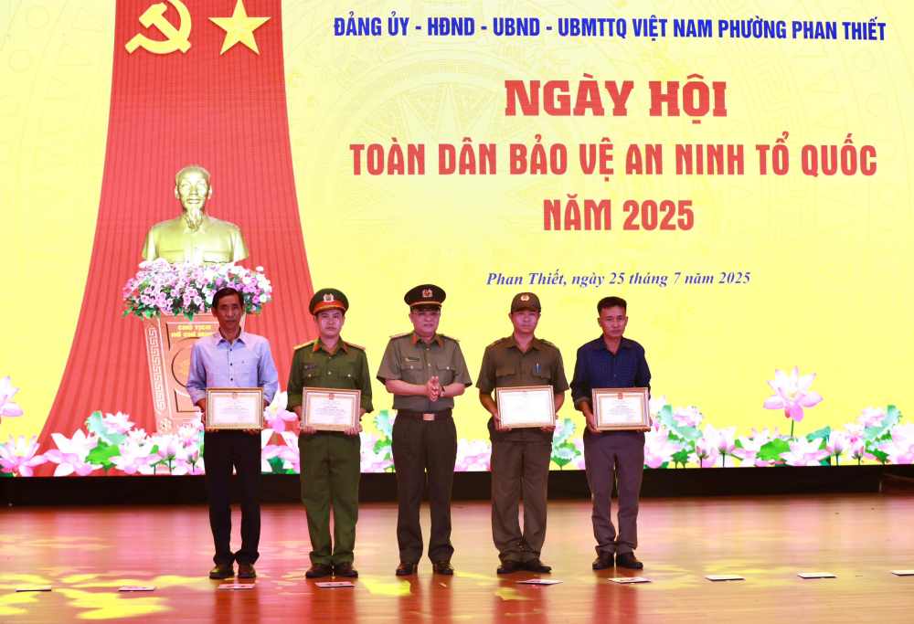 Dai ta Huynh Ngoc Liem - Pho Giam doc Cong an tinh Lam Dong trao giay khen cua Giam doc Cong an tinh cho cac ca nhan. Anh: Duy Tuan