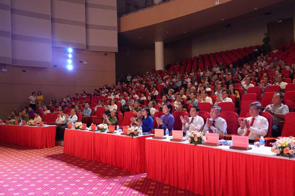 2025年の「全国国民安全保障デー」に参加する代表者。写真:Duy Tuan