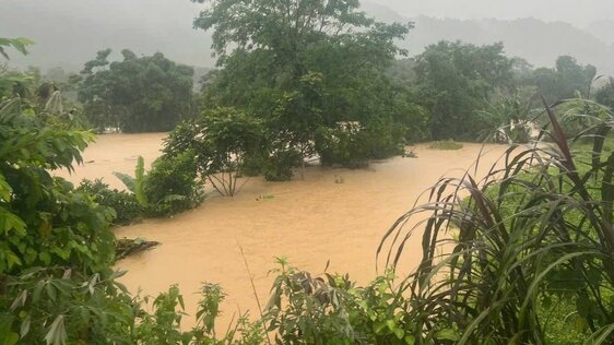 장기간의 폭우로 인해 많은 지역이 토양 포화 상태에 도달했으며 향후 6시간 이내에 급류 산사태가 발생할 위험이 높습니다. 사진: 주민 제공