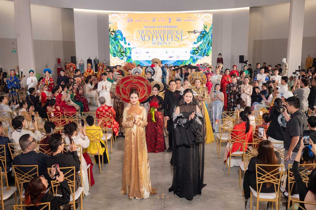 Hoa hậu Như Vân, Á hậu Hương Ly trình diễn ở buổi công bố Vietnam Heritage Áo dài Fest. Ảnh: Ban tổ chức.