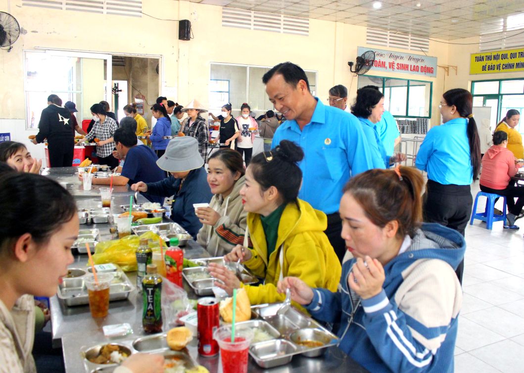 Su co mat cua can bo Cong doan se gop phan tang gia tri tinh than cho “Bua com Cong doan“. Anh: Thanh Mai