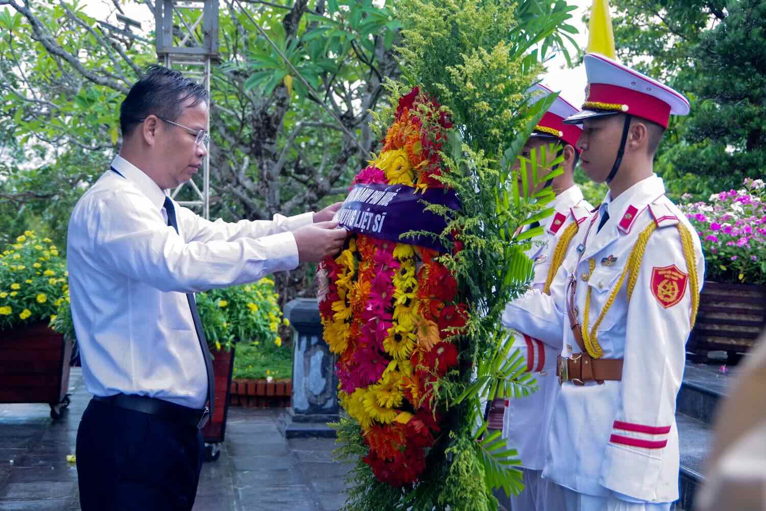 El Sr. Pham Duc Tien - Secretario Adjunto Permanente del Comite del Partido de la Ciudad de Hue - Jefe de la Delegacion vino a ofrecer incienso, ofrece flores para agradecer a los heroicos martires en el cementerio de los martires de la ciudad de Hue. Foto: Vo Tien.