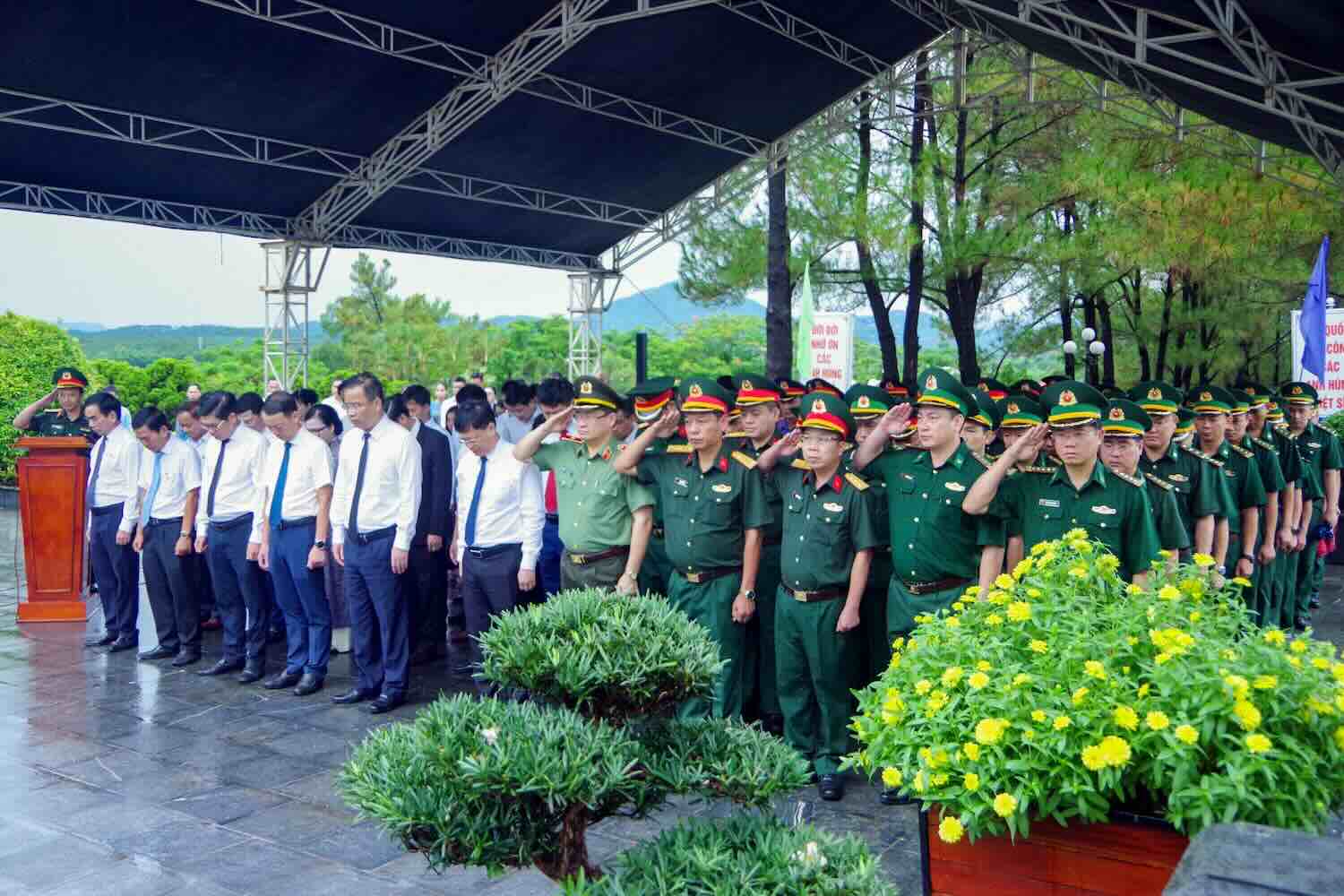 Lanh dao TP Hue cung dai dien cac ban, nganh, luc luong vu trang, trong do co Bo doi Bien phong thanh pho tham du buoi le. Anh: Vo Tien.