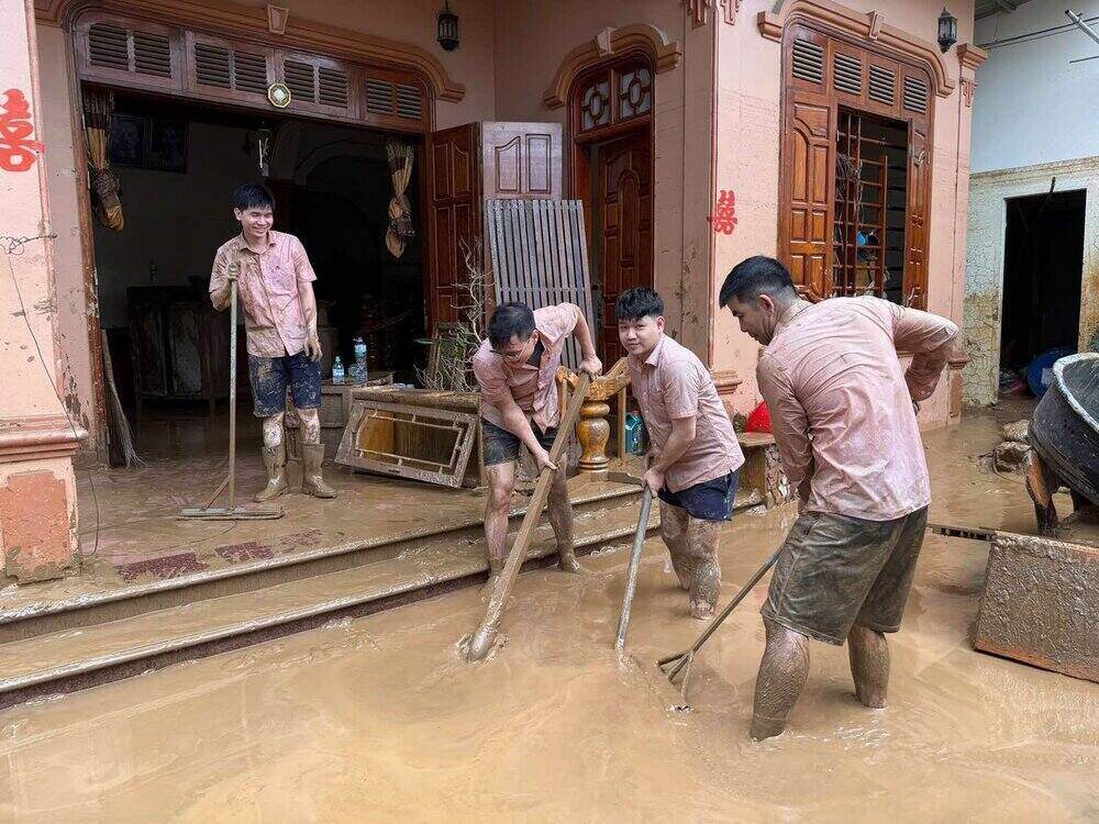 Phong giao dich NHCSXH Ky Son thuong xuyen cu nhan su tuc truc giup ba con bi thiet hai day bun ra khoi nha. Ảnh: NHCSXH