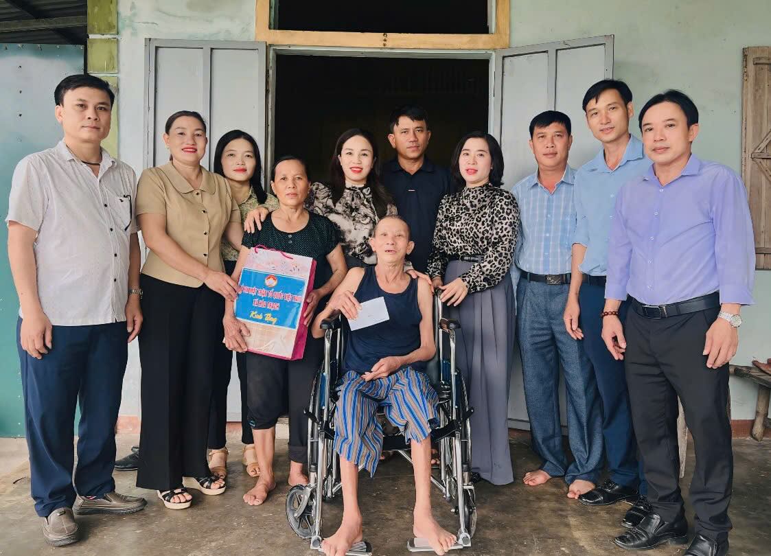 Silla de ruedas gratis para victimas del agente naranja en Quang Tri. Foto: Nguyen Hoai