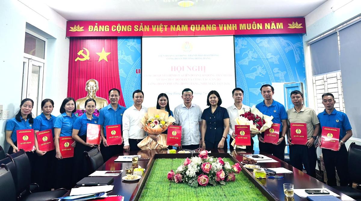 Le comite executif du syndicat du quartier de Hòng Bang fait ses debuts. Photo : Syndicat de Hòng Bang Hai Phong