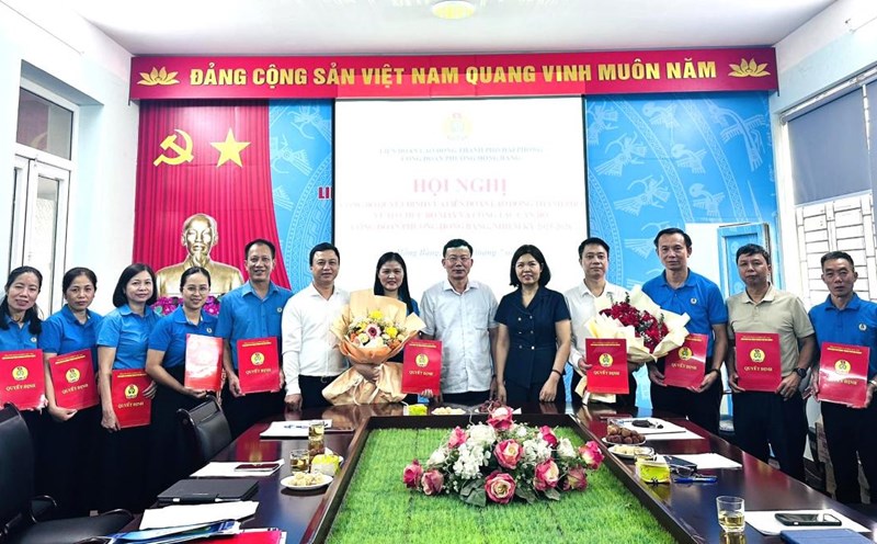 The Executive Committee of the Trade Union issued a speech to Mr. Bang. Photo: Hoang Bang Trade Union, Hai Phong