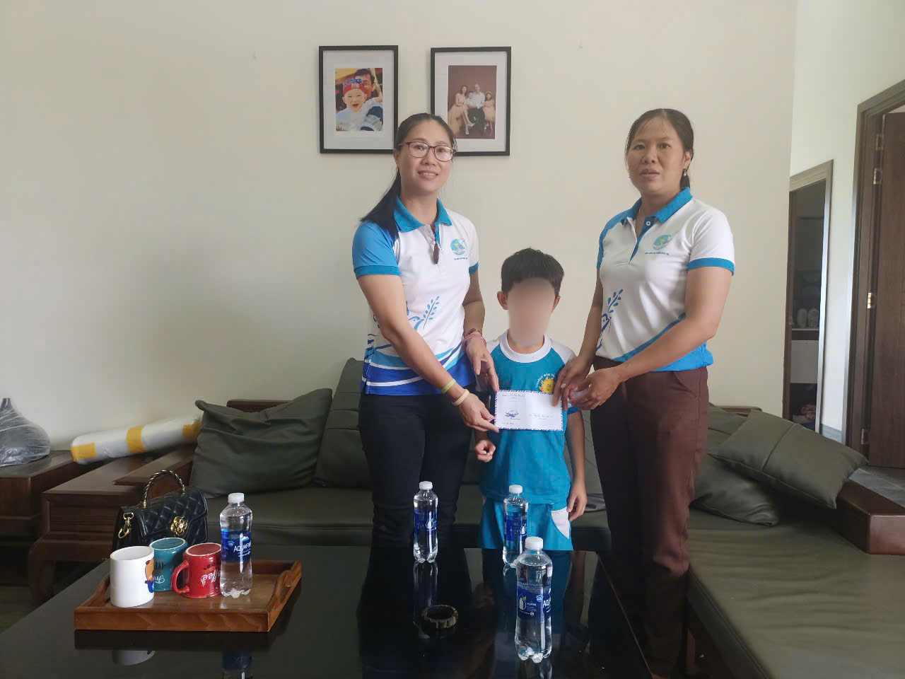 The Women's Union of Duc An commune (Lam Dong) awarded funding for the "Sisters" Program in the third quarter of 2025 to children in especially difficult circumstances. Photo: Lam Hong