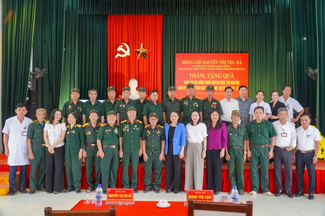 chup anh luu niem cung cac thuong, benh binh va can bo, nhan vien Trung tam Dieu duong Thuong binh Nho Quan. Anh: Dinh Minh 