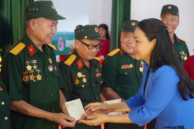 Vicepresidente - Secretario General del Comite Central de Vietnam Fatherland Front Nguyen Thi Thu Ha presento 10 obsequios a soldados y personas enfermos y enfermos con servicios meritorios en el centro. Foto: Dinh Minh