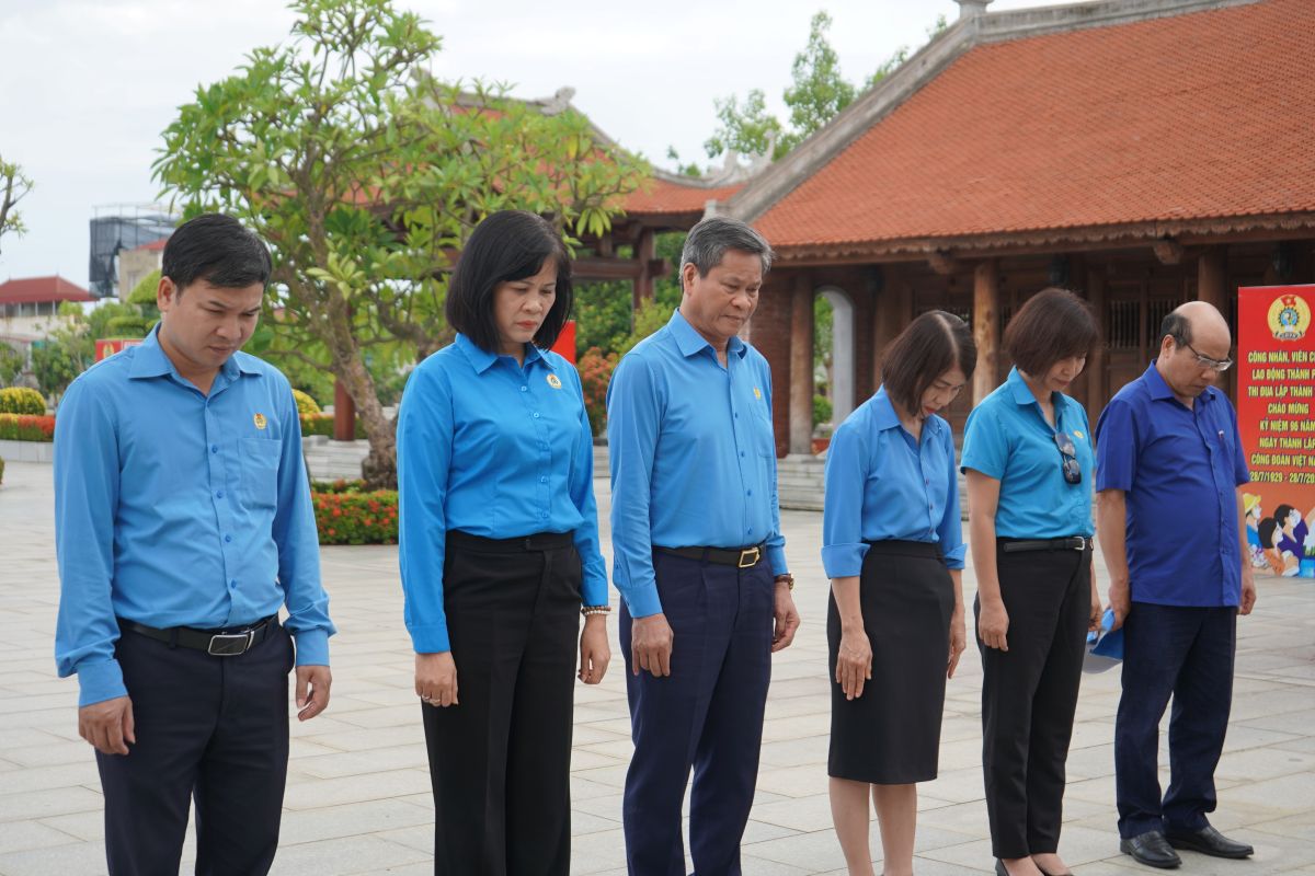 Doan dai bieu Tong LDLD Viet Nam danh phut mac niem truoc anh linh dong chi Nguyen Duc Canh. Ảnh: Mai Dung