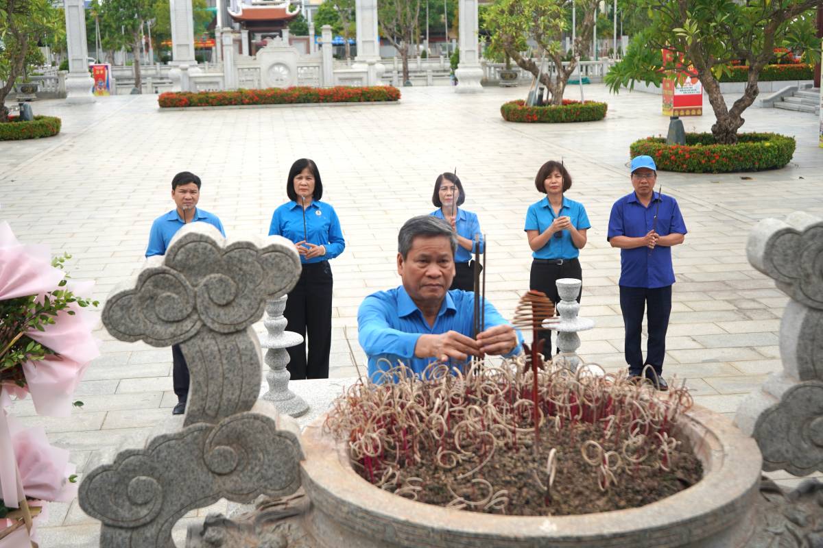 후인탄쑤언 베트남 노동총연맹 부위원장이 응우옌득깐 동지를 추모하며 향을 피우고 있습니다. 사진: Mai Dung