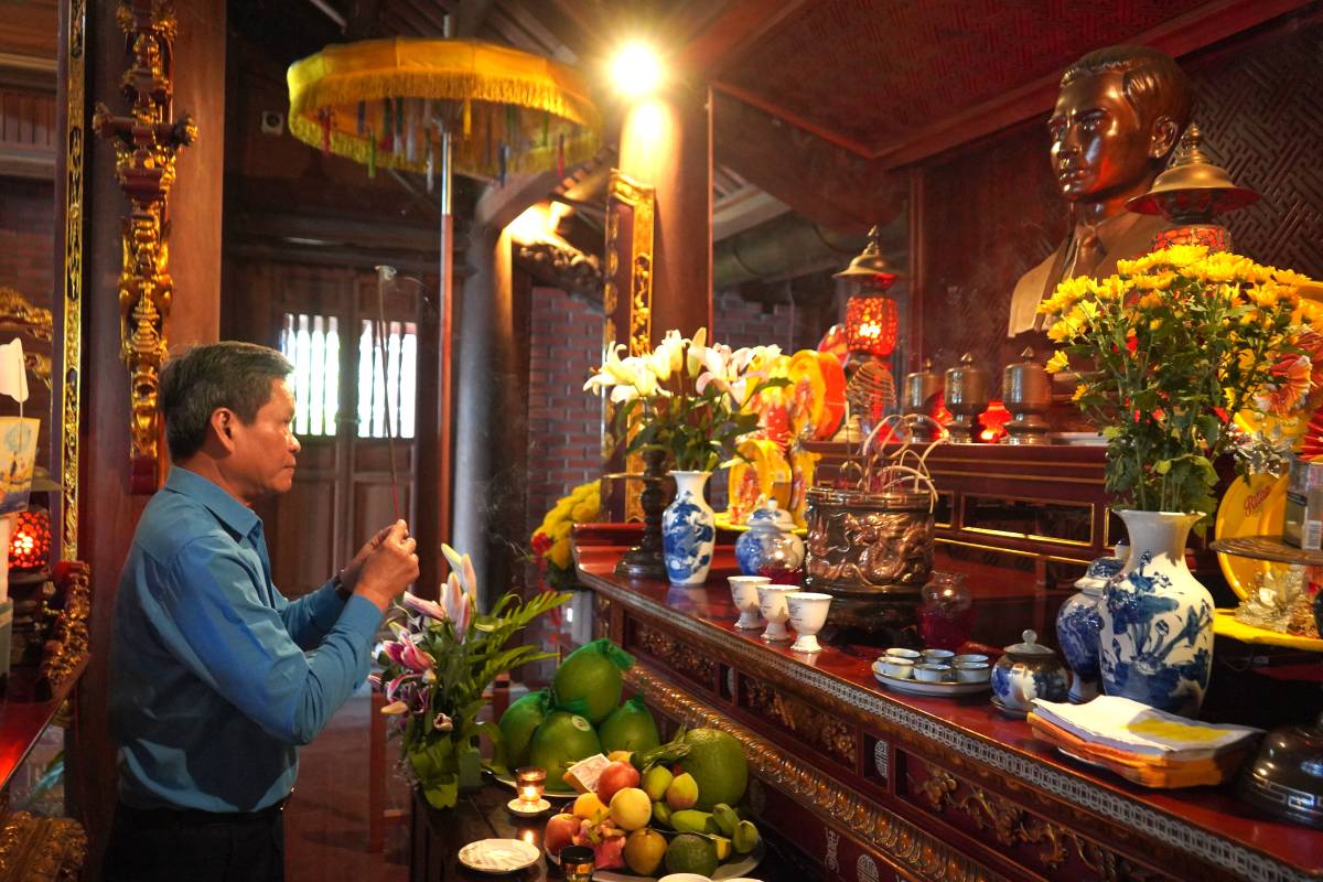 Pho Chu tich Tong LDLD Viet Nam dang huong tai Nha tuong niem dong chi Nguyen Duc Canh o TP Hai Phong. Ảnh: Mai Dung