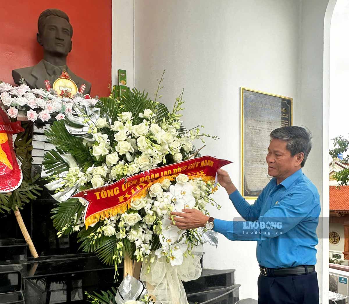 Pho Chu tich Tong LDLD Viet Nam Huynh Thanh Xuan thanh kinh dang huong, hoa, truoc anh linh dong chi Nguyen Duc Canh. Ảnh: Luong Ha