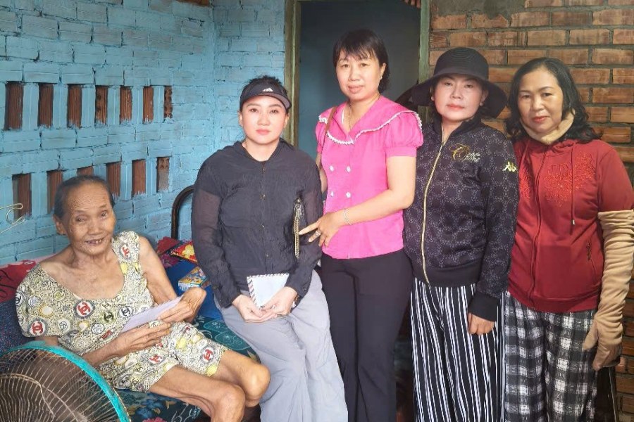 El Comite del Frente de la Paterna de Vietnam de Long Dien Commune organiza obsequios para apoyar a las familias en circunstancias dificiles. Foto: Comite del Frente de la Paterna de Long Dien Commune