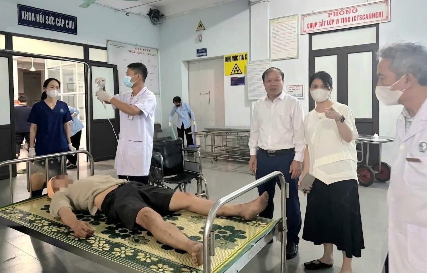 Leaders of Ha Tinh province visited and encouraged the victims and their families. Photo: Ky Anh