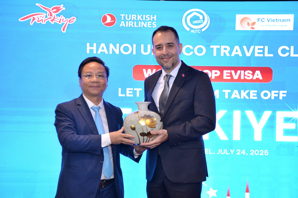 Ong Truong Quoc Hung tang qua luu niem cho Dai su Korhan Kemik. Anh: Ban to chuc