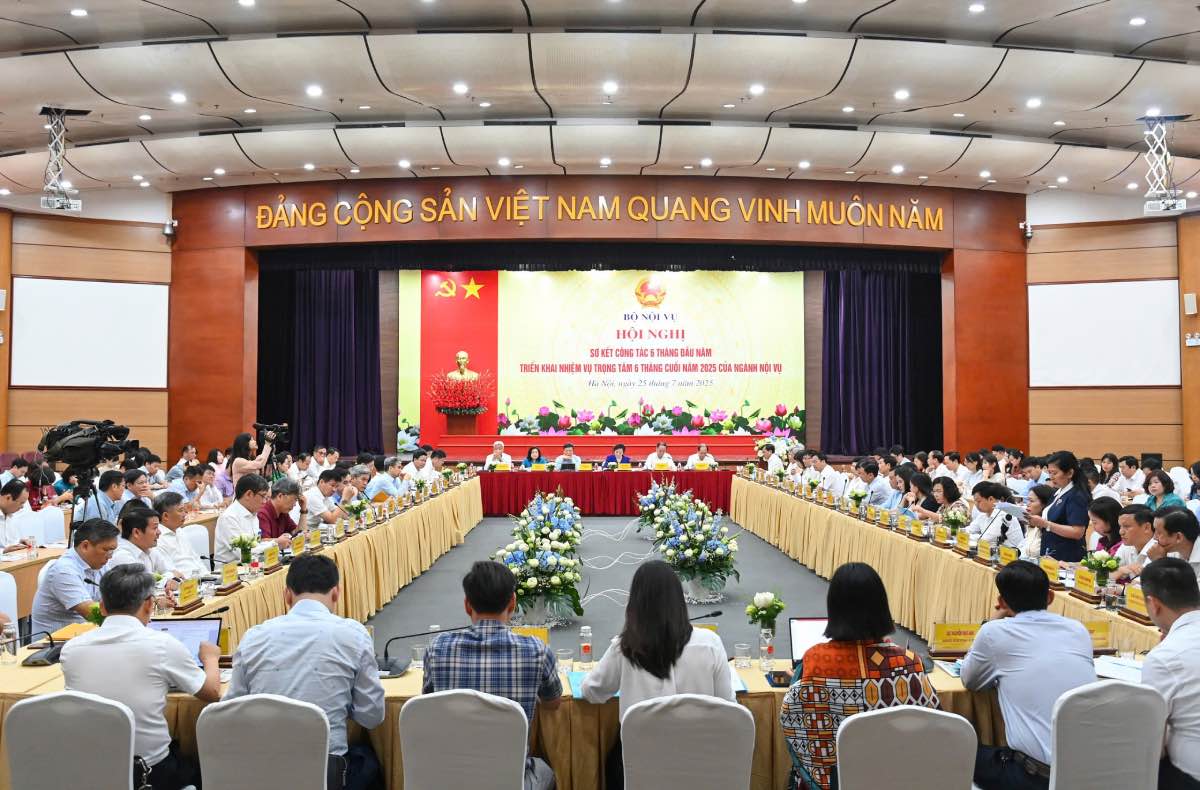 Leaders of some local Departments of Home Affairs exchanged experiences and practices in operating the Public Administration Service Center. Photo: Hai Long