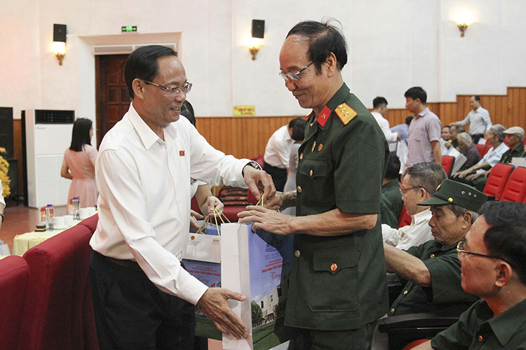 Vice Chairman of the National Assembly Tran Quang Phuong presented gifts to people with meritorious services in Dien Bien province. Photo: Thanh Binh