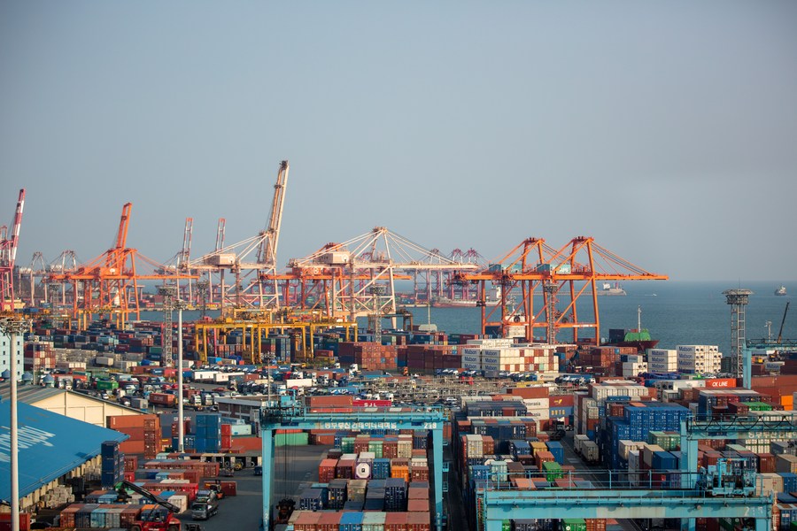 한국 부산항의 컨테이너 부두. 사진: 신화통신