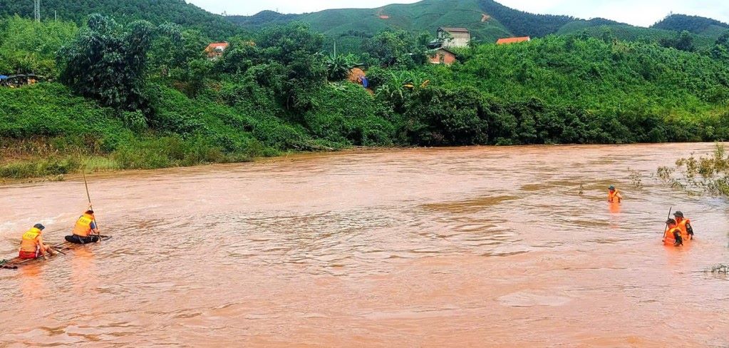 Les cadres et les soldats du commandement de defense de la zone 2 - Binh Lieu (ministere des Garde-frontieres de la province de Quang Ninh) cooperent activement avec les forces participant a la recherche du corps du bebe emporte par les inondations. Photo : Van Dam