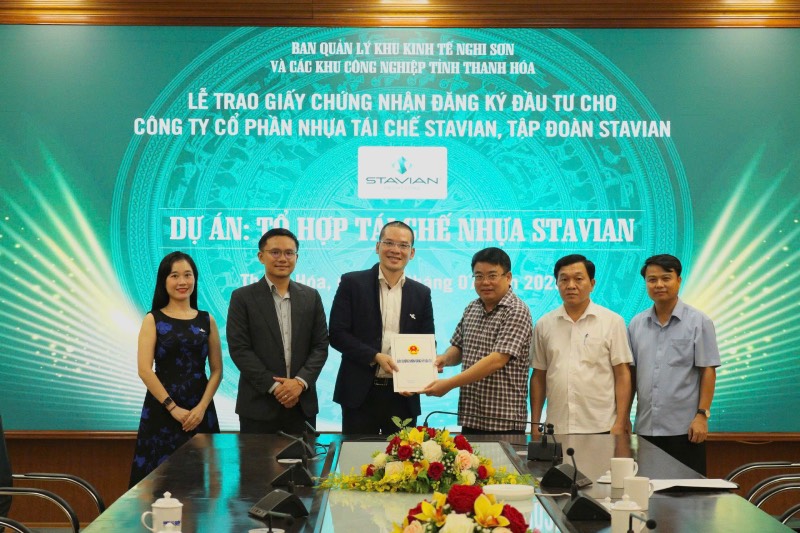 Stavian recycled plastic Joint Stock Company officially received the Investment Registration Certificate for the Stavian Plastic Recycling Complex Project. Photo: Linh Trang