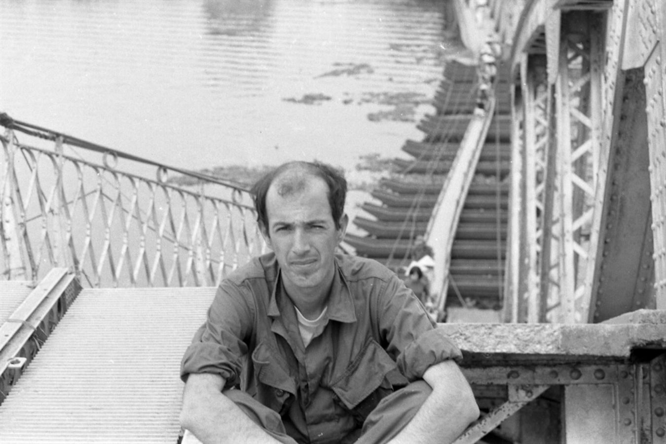 Ignacio Ezcurra on the collapsed Truong Tien bridge. Photo: Ignacio Ezcurra/National Library of the Argentine Republic