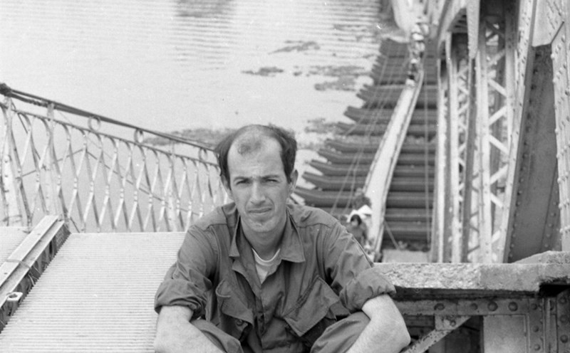 Ignacio Ezcurra on the collapsed Truong Tien bridge. Photo: Ignacio Ezcurra/National Library of the Argentine Republic
