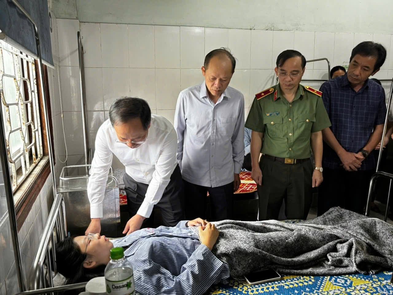 Bi thu Tinh uy Nguyen Duy Lam ( ngoai cung ben trai) cung lanh dao tinh Ha Tinh tham hoi nan nhan bi thuong. Anh: Cong an Ha Tinh.