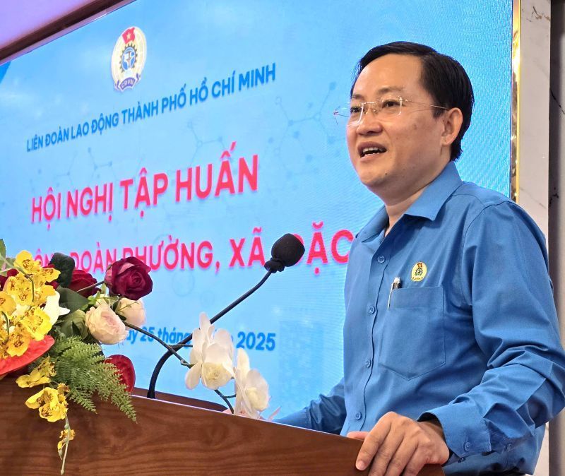 Ho Chi Minh City Labor Federationの副会長であるPhung Thai Quang氏は、トレーニング会議で講演しました。写真：インドネシア