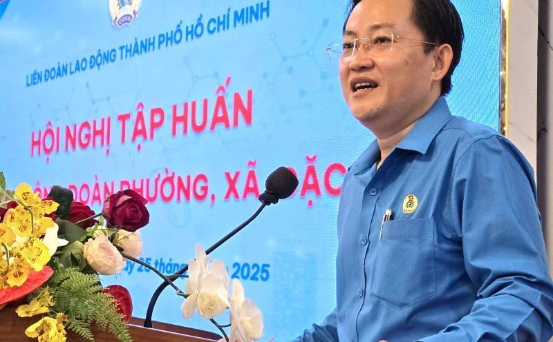 Mr. Phung Thai Quang - Vice President of the Ho Chi Minh City Labor Federation - spoke at the training conference. Photo: Nam Duong