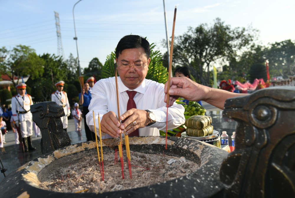 Bi thu Tinh uy Nguyen Tien Hai thap huong truoc anh linh cac anh hung liet si. Anh: Phuong Vu