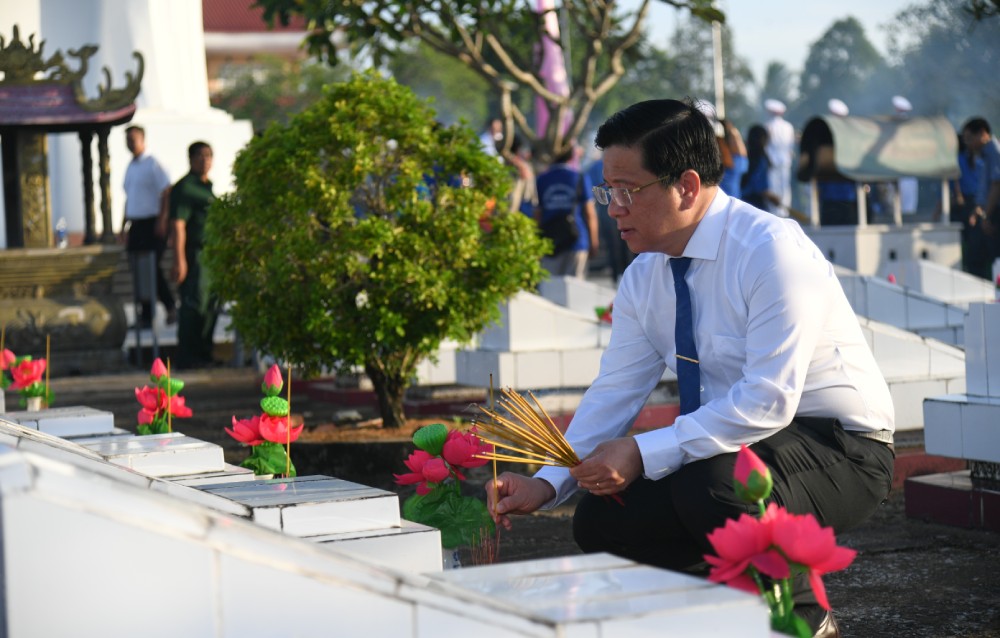 Chu tich UBND tinh An Giang Ho Van Mung thap huong truoc anh linh cac anh hung liet si. Anh: Phuong Vu