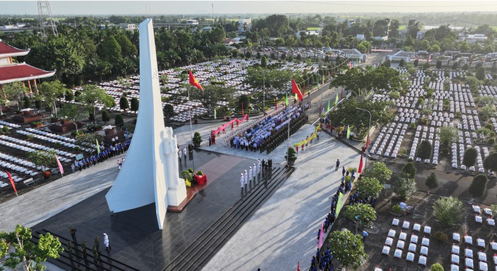 Visitando el cementerio de los martires de una provincia de Giang. Foto: Phuong Vu