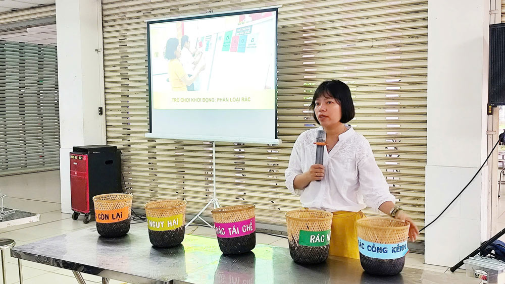 Kieu Thi Kinh 부교수 겸 박사는 다낭 노동자에게 내용을 전달하기 위해 시각적 방법을 사용합니다. 사진: Tra Van