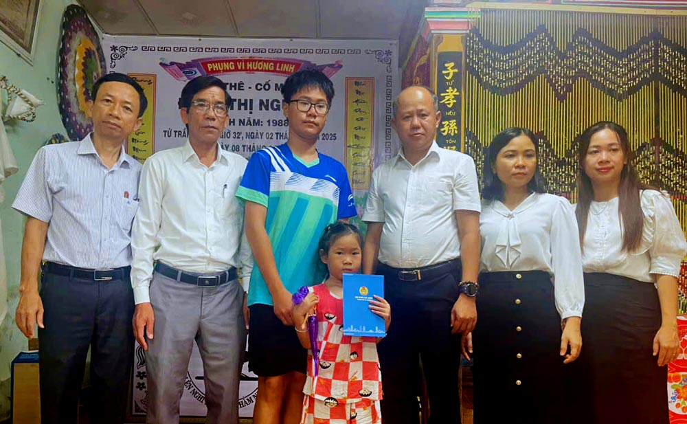 다낭시 노동연맹은 산업재해를 입은 조합원 가정을 방문하여 위로하는 대표단을 조직했습니다. 사진: 판하