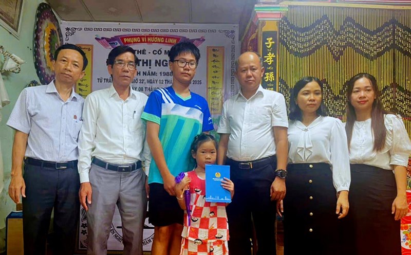 The Da Nang City Labor Federation organized a delegation to visit and encourage the families of union members who had work-related accidents. Photo: Phan Ha
