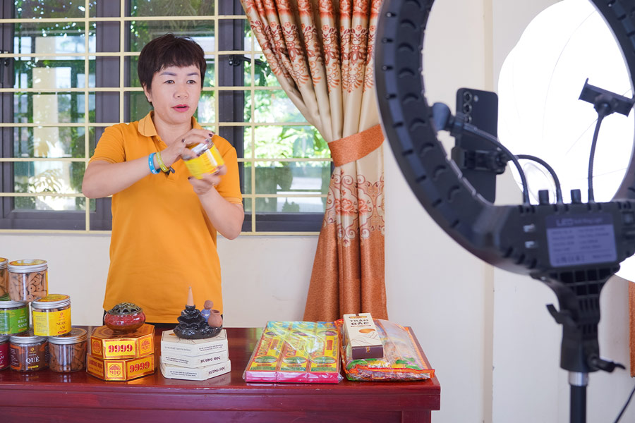 Les villageois apprennent l'IA les chefs de village en direct pour promouvoir les produits traditionnels