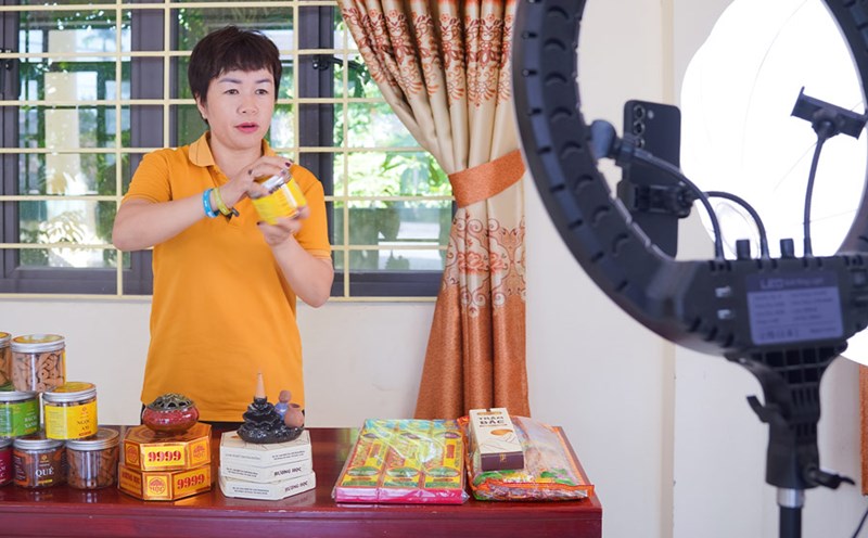 Village people apply AI, village chiefs livestream to promote traditional products