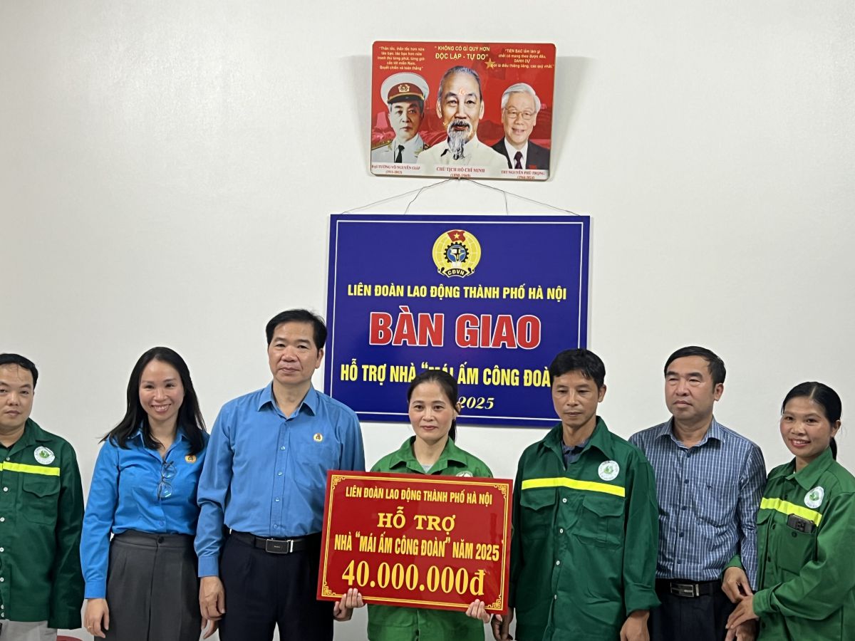 Mr. Nguyen Huy Khanh - Vice Chairman of the Hanoi City Labor Federation presented financial support to build a Trade Union Shelter for Ms. Ngoc's family. Photo: Kieu Vu