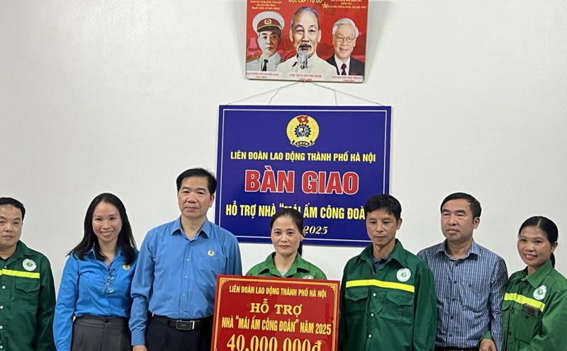 Mr. Nguyen Huy Khanh - Vice Chairman of the Hanoi City Labor Federation presented financial support to build a Trade Union Shelter for Ms. Ngoc's family. Photo: Kieu Vu