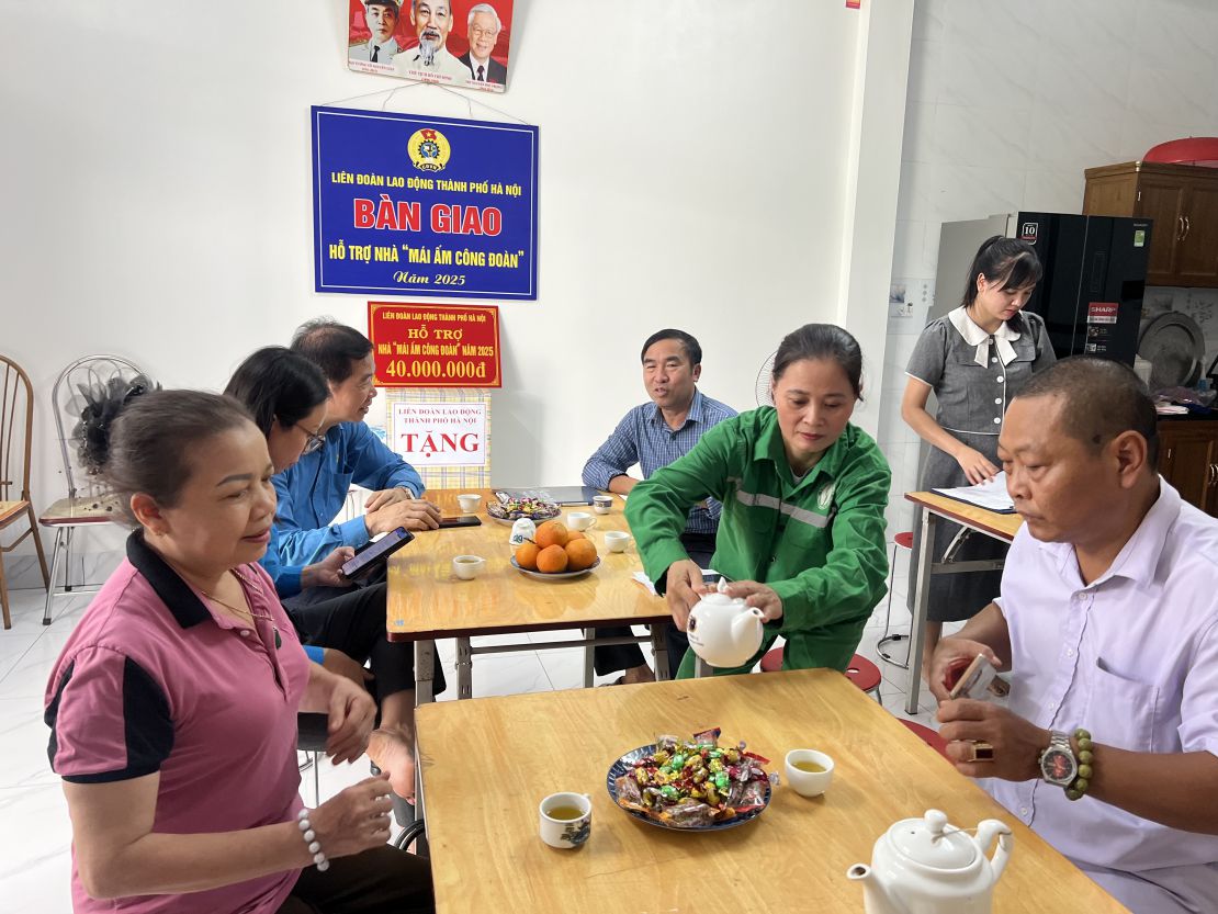 Niem vui don khach trong ngoi nha moi cua chi Ngoc. Anh: Kieu Vu
