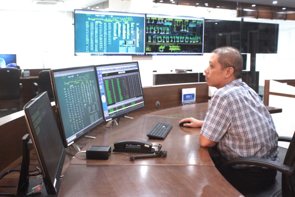 Centre de surveillance du systeme electrique du centre du Vietnam echanger des informations pratiques sur l'exploitation du systeme electrique dans des conditions de chaleur et de charge maximale elevee. Photo : Tran Thi