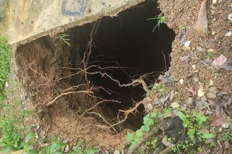 La fosse a subsidence dans la zone d'origine de M. Le Van Sinh, Quyet Thang Sub -Area, Mai Son Commune, fils de la province. Photo: fils truong