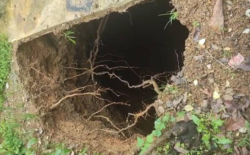 Subsidence pit in the yard of Mr. Le Van Sinh, Quyet Thang sub-area, Mai Son commune, Son La province. Photo: Truong Son