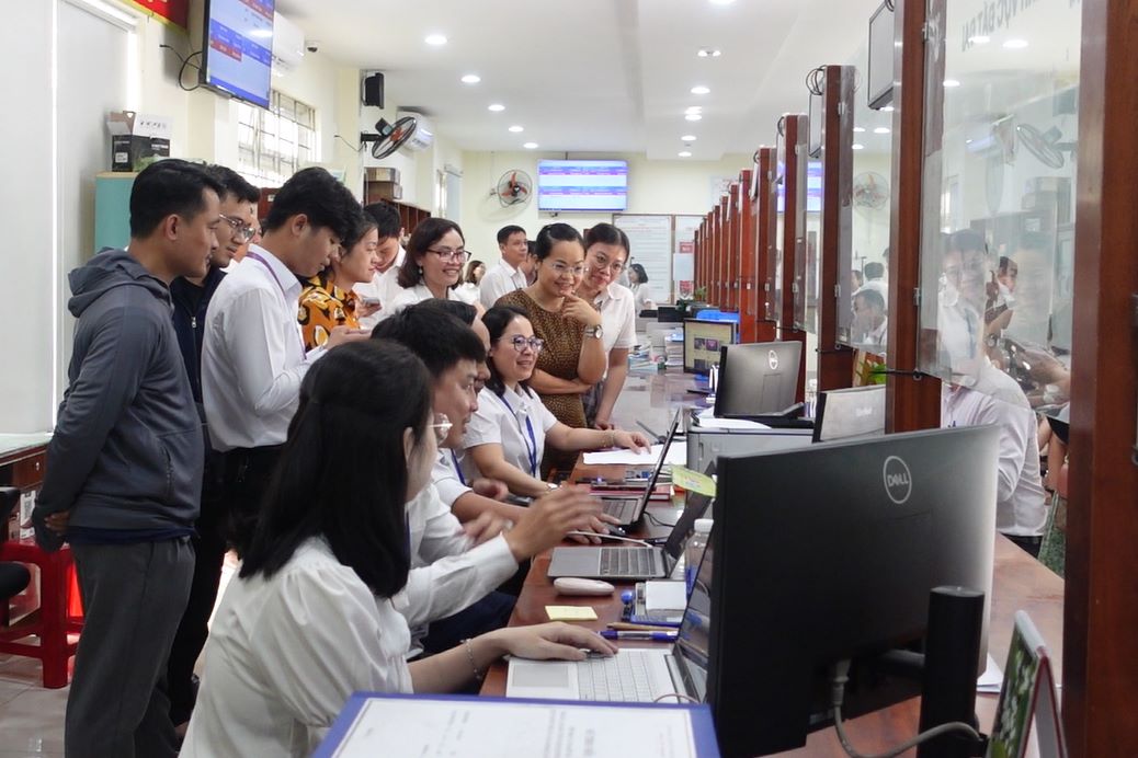 Da Nang strengthens training on skills in handling administrative procedures at the commune and ward levels. Photo: Tran Thi