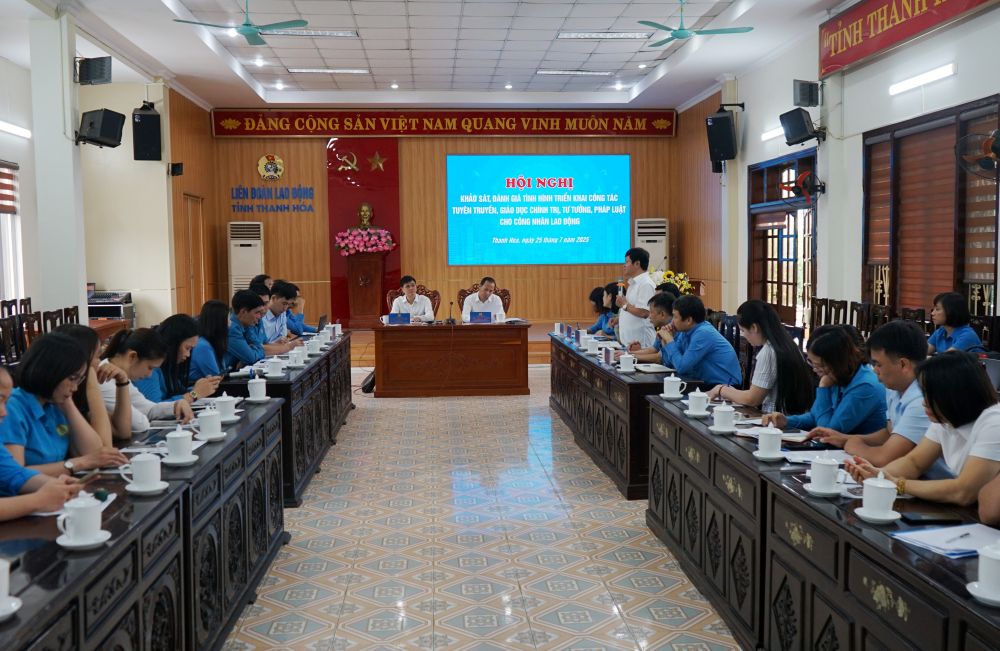 탄호아성 지역 노동자를 위한 정치 사상 법률 교육 홍보 사업 시행 상황 평가 회의. 사진: Quach Du