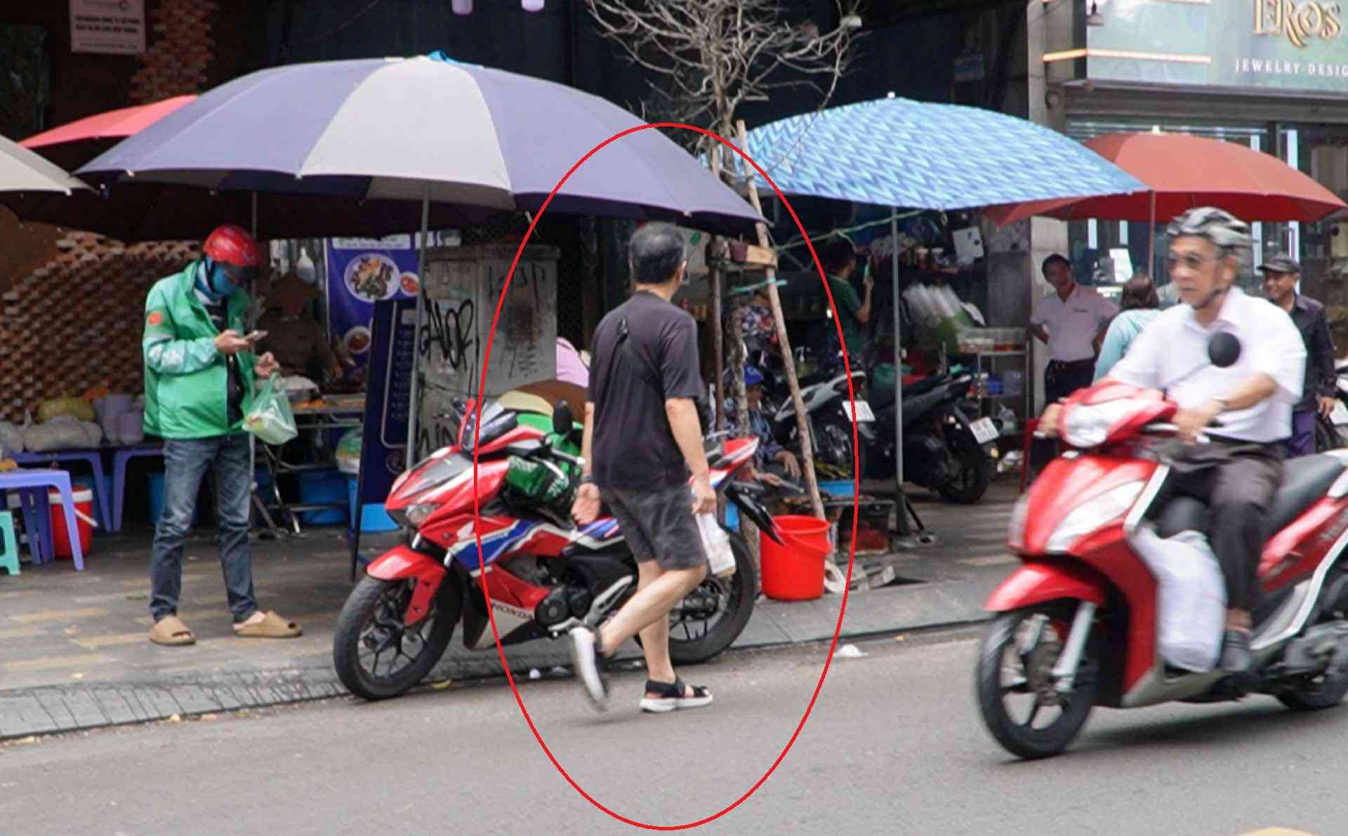 Nguoi di bo phai di duoi long duong, tiem an nguy co mat an toan giao thong. Anh: Ngoc Anh