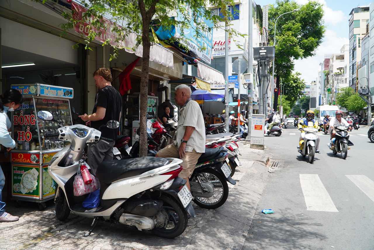 Khong gian danh cho nguoi di bo bi lan chiem boi hang rong va xe may. Anh: Ly Linh